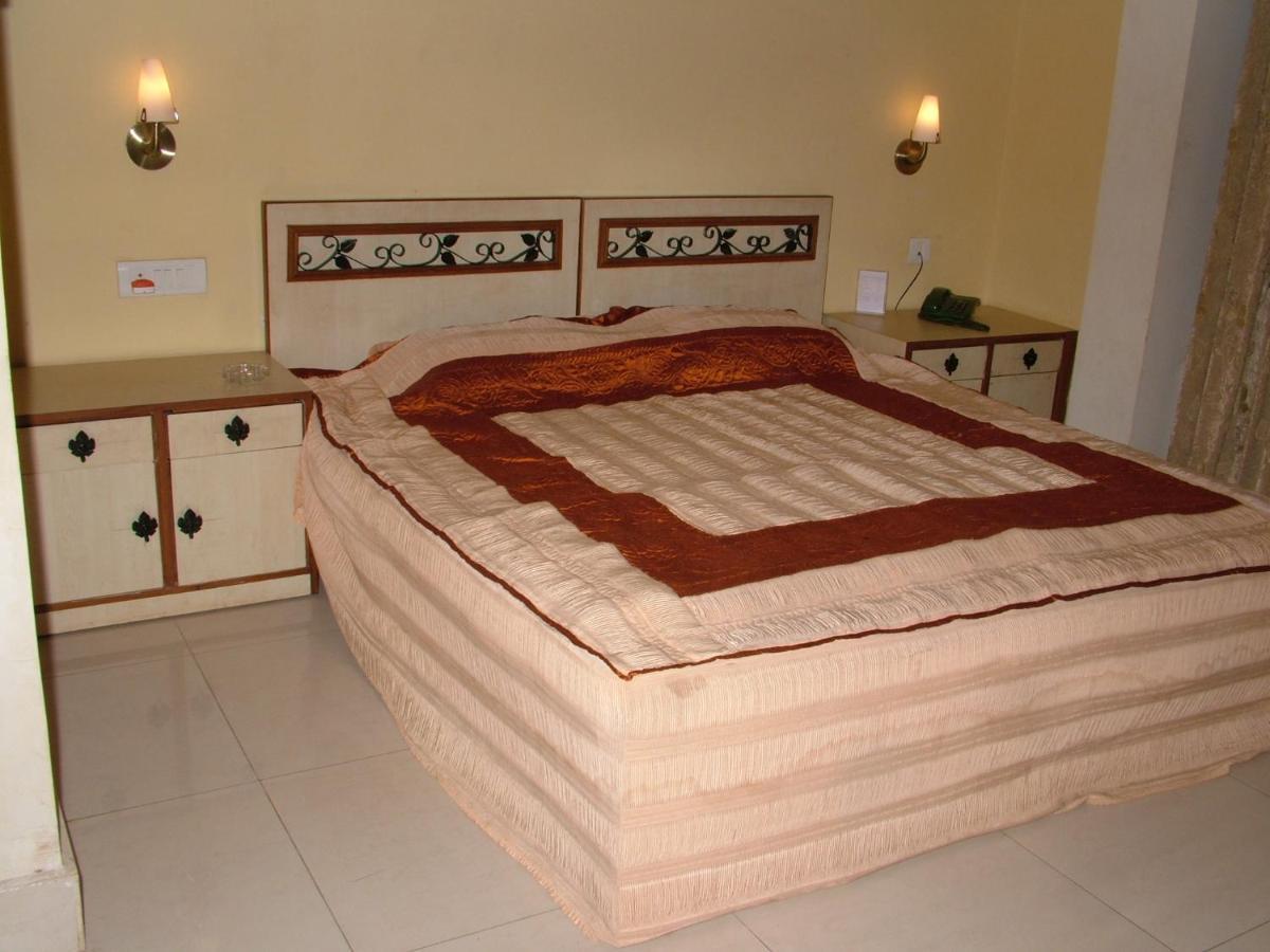 Vip'S Club Hotel Rāipur Екстериор снимка
